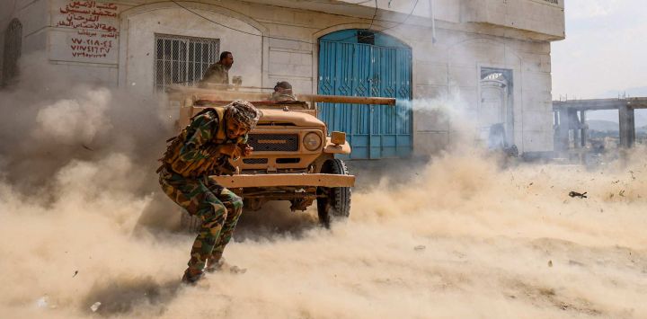 Combatientes del gobierno yemení, respaldados por Arabia Saudita, disparan un cañón sin retroceso montado en un camión durante los enfrentamientos contra los hutíes —apoyados por Irán— en el frente de Jabal Han, al oeste de la ciudad de Taiz.