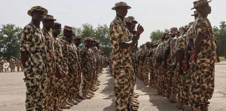 Efectivos del Ejército nigeriano permanecen en posición de firmes durante la visita del jefe del Estado Mayor del Ejército de Nigeria, el teniente general Waidi Shaibu, al cuartel general del Mando de Operaciones de la Fuerza de Tarea Conjunta en Maiduguri.