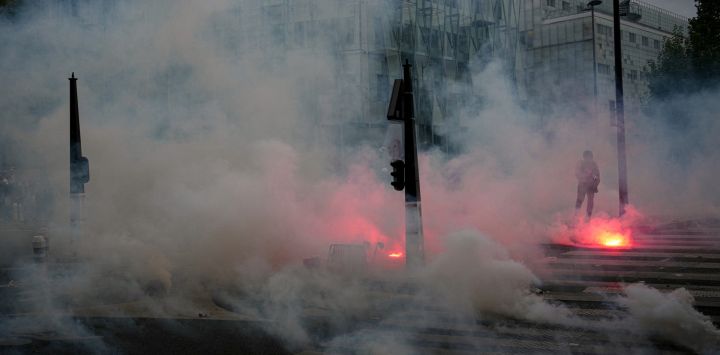 El gas lacrimógeno inunda el ambiente durante una manifestación de estudiantes de secundaria en París, en el marco de una movilización estudiantil a escala nacional.
