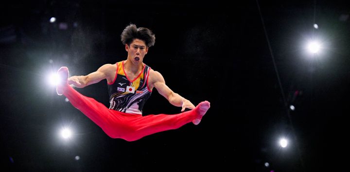 El japonés Daiki Hashimoto compite en las barras paralelas durante la final individual masculina (concurso completo) de la 54.ª edición de los Campeonatos del Mundo de Gimnasia Artística de la FIG, en Róterdam, en el sur de los Países Bajos.