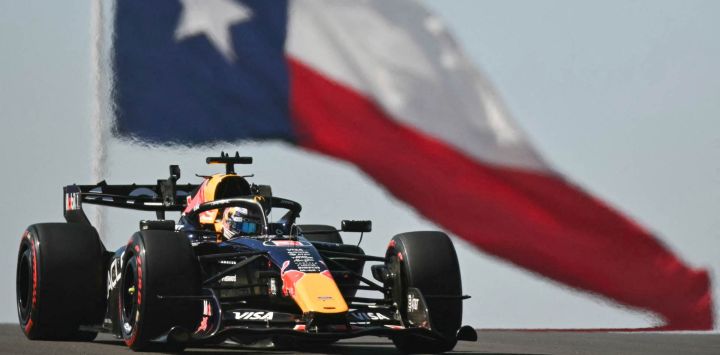 El piloto neerlandés de Red Bull Racing, Max Verstappen, participa en una sesión de entrenamientos para el Gran Premio de Estados Unidos de Fórmula 1 en el Circuito de las Américas, en Austin, Texas.