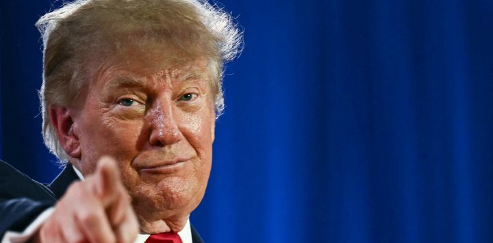 El presidente de Estados Unidos, Donald Trump, señala con el dedo durante un mitin de campaña para las elecciones de mitad de mandato en el aeropuerto Sioux Gateway, en Sioux City, Iowa. El presidente Trump recorre el país con el objetivo de impulsar a los republicanos en contiendas electorales reñidas.