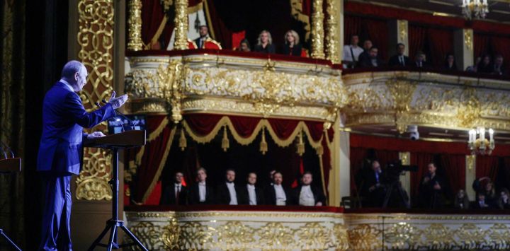 En esta fotografía de grupo distribuida por la agencia estatal rusa Sputnik, el presidente de Rusia, Vladímir Putin, pronuncia un discurso durante un acto festivo con motivo del 150.º aniversario de la Unión de Trabajadores del Teatro de Rusia, celebrado en el Teatro Bolshói de Moscú.