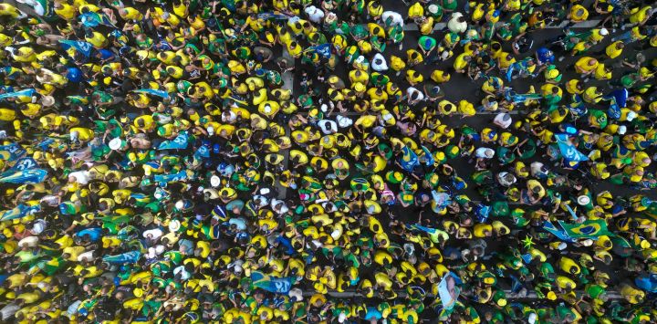 Esta vista aérea muestra a partidarios del senador brasileño de derecha y candidato presidencial del Partido Liberal (PL), Flavio Bolsonaro, reunidos en la Avenida Paulista, en São Paulo, Brasil.