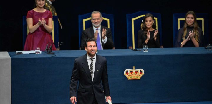 La princesa Leonor de España, el rey Felipe VI, la reina Letizia y la infanta Sofía aplauden mientras la leyenda del fútbol argentino Lionel Messi recibe el Premio Princesa de Asturias de los Deportes 2026 durante la ceremonia de entrega de los Premios Princesa de Asturias 2026, celebrada en el teatro Campoamor de Oviedo.