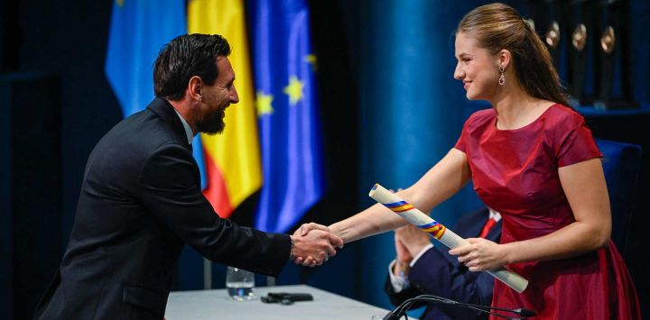 La princesa Leonor de España estrecha la mano de la leyenda del fútbol argentino Lionel Messi al hacerle entrega del Premio Princesa de Asturias de los Deportes 2026, durante la ceremonia de los Premios Princesa de Asturias 2026 celebrada en el teatro Campoamor de Oviedo.