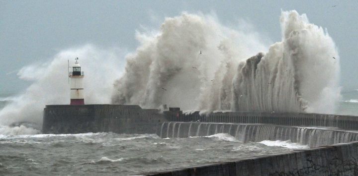 Las olas rompen contra el faro de Newhaven y el rompeolas en Newhaven, en el sur de Inglaterra, mientras la tormenta Austen trae consigo fuertes vientos y lluvias intensas a gran parte del sur de Inglaterra.