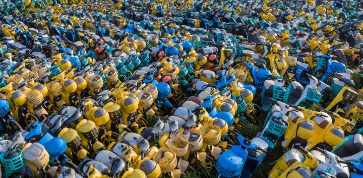 Un gran número de patinetes eléctricos, abandonados o sin usar, se encuentran amontonados en un espacio abierto en el distrito de Yuecheng, Shaoxing, en la provincia de Zhejiang, este de China.