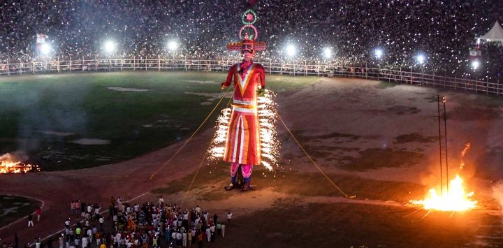 Una efigie del mítico rey demonio Ravana es prendida fuego con motivo de la festividad hindú de Dussehra, en el Gandhi Maidan de Patna.