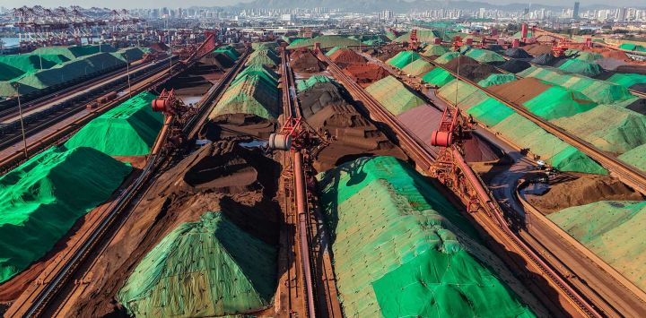 Una vista general muestra una terminal de mineral de hierro en un puerto de Qingdao, en la provincia china de Shandong.