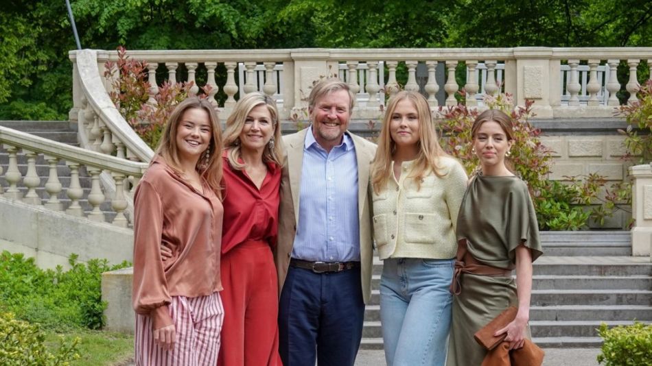 Máxima de Holanda y el rey Guillermo junto a sus hijas