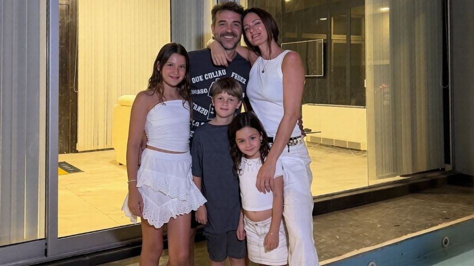 Paula Chaves y Pedro Alfonso junto a sus hijos Olivia, Balzatar y Filipa