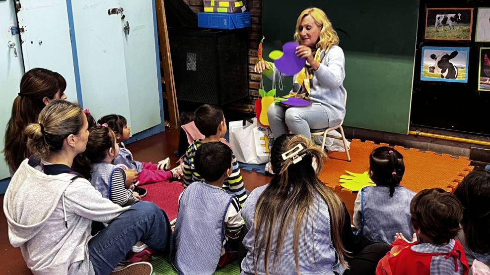 Abuelos leen en escuelas públicas porteñas