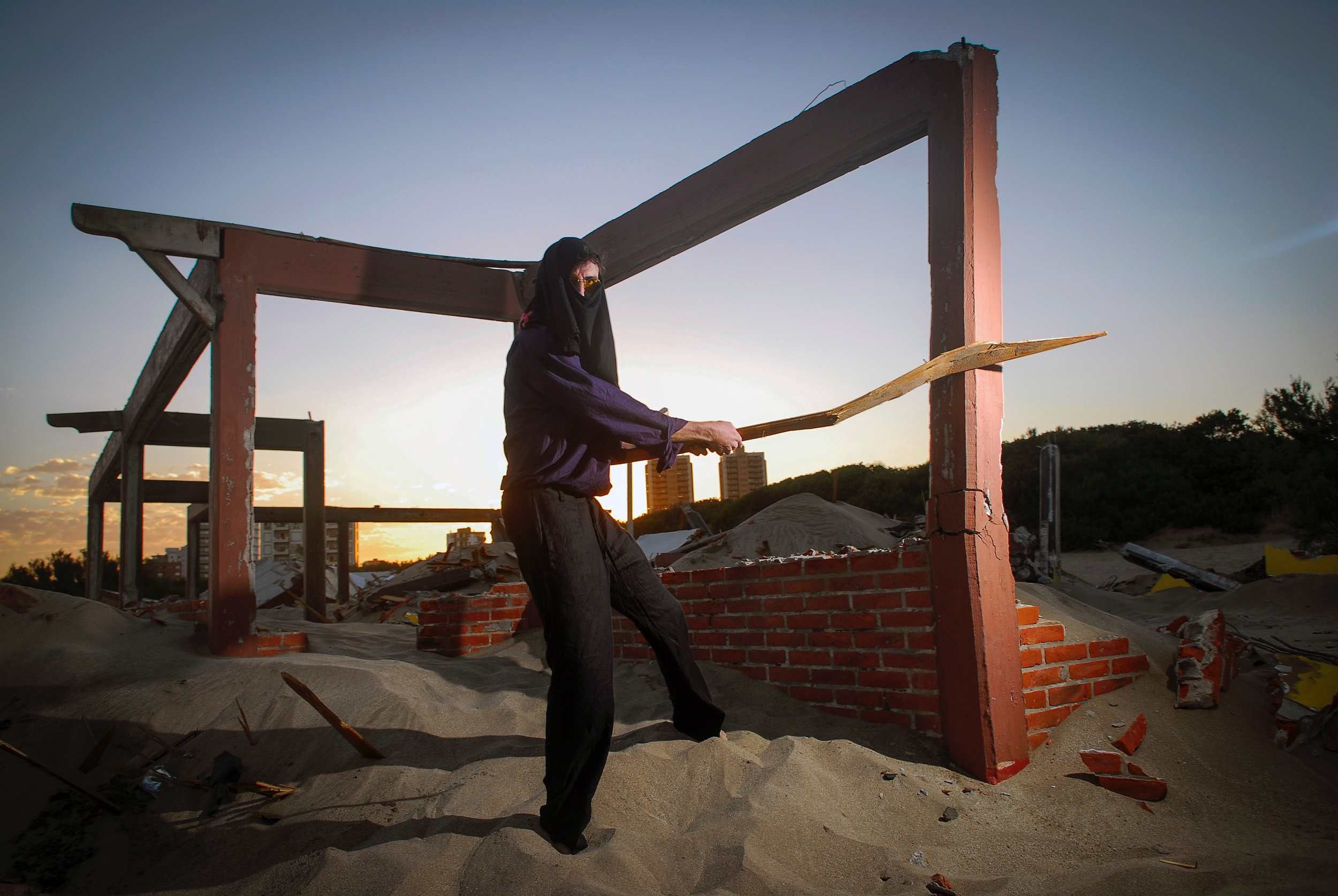 Enero 2008. Villa Gesell. Un atardecer fresco y solitario, y un Charly García vestido con un cubrecamas, una corbata como vincha, y la cara tapada con una remera rota.