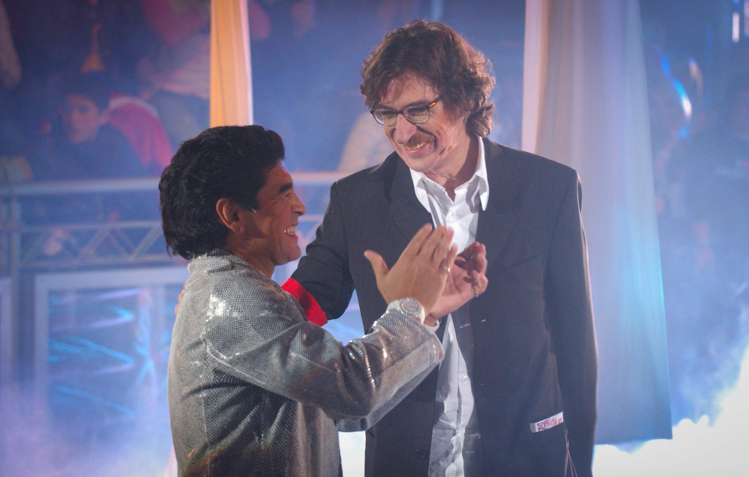 5 de septiembre de 2005. Charly García, invitado por Diego Maradona a 'La noche del 10'. Charly le llevó de regalo el DVD del 25 aniversario del Adiós a Sui Generis.
