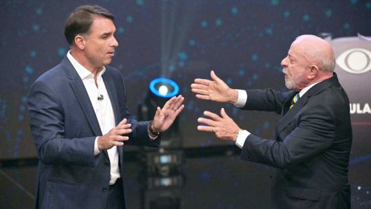 Lula y Flávio Bolsonaro cruzaron acusaciones en el debate y llevaron a Milei a la campaña