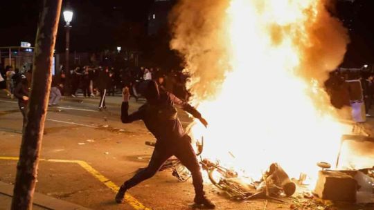 Noche de disturbios en Barcelona: un centenar de detenidos, saqueos y 33 incendios en el centro de la ciudad
