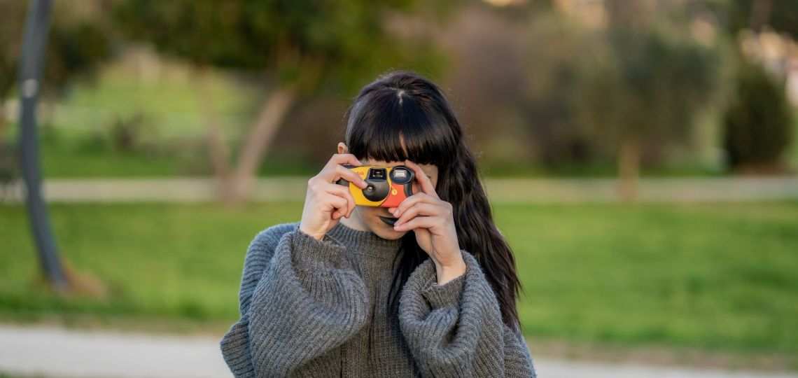 Chicas analógicas: la tendencia de 2026 que propone desconectarse del celular y volver a lo simple