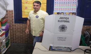 flávio bolsonaro votando
