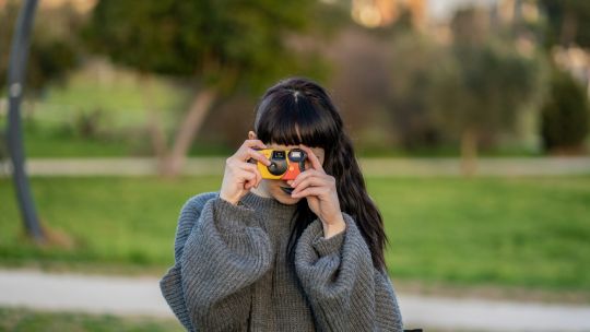 Chicas analógicas: la tendencia de 2026 que propone desconectarse del celular y volver a lo simple