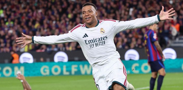 El delantero francés del Real Madrid, Kylian Mbappé, celebra tras marcar el segundo gol de su equipo durante el partido de la liga española de fútbol entre el FC Barcelona y el Real Madrid CF, disputado en el estadio Camp Nou de Barcelona.