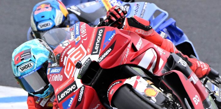 El piloto español del Ducati Lenovo Team, Marc Márquez, encabeza al también piloto español Álex Márquez —del equipo Gresini Racing MotoGP— durante la carrera al esprint de MotoGP en el Gran Premio de Australia, celebrado en Phillip Island.