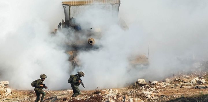Esta fotografía, tomada desde la localidad de Zawtar al-Gharbiya, en el sur del Líbano, muestra a soldados israelíes —apoyados por un tanque— llevando a cabo una operación en el pueblo vecino de Zawtar al-Sharkiya. Israel ha estado ocupando una franja del sur del Líbano desde que estalló la guerra en marzo contra el grupo militante libanés Hezbolá; no obstante, el ejército libanés debería asumir gradualmente el control de la zona, conforme a un acuerdo marco entre ambos países. Según lo estipulado en dicho acuerdo, Hezbolá —respaldado por Irán— debe desarmarse, mientras que Israel debe retirarse del Líbano. Sin embargo, el avance ha sido lento, e Israel ha advertido que permanecerá en el lugar mientras su adversario siga representando una amenaza.