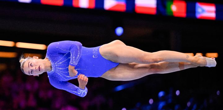 La británica Alice Kinsella compite en la final de ejercicio de suelo femenino durante el 54.º Campeonato Mundial de Gimnasia Artística de la FIG, en Róterdam, en el sur de los Países Bajos.