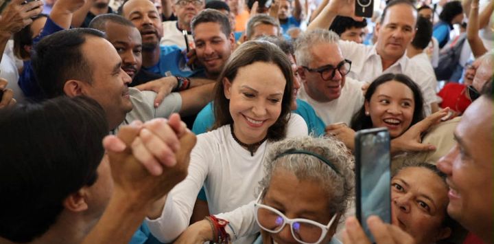Esta fotografía, facilitada por la oficina de prensa del partido Vente Venezuela, muestra a la líder opositora venezolana María Corina Machado llegando a la iglesia de Santa Rosa en Barquisimeto, Venezuela. La líder opositora venezolana y galardonada con el Premio Nobel de la Paz, María Corina Machado, declaró que había regresado a Venezuela tras casi un año en el exilio.