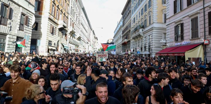 Manifestantes son vistos durante una marcha contra la guerra, en Roma, Italia. Protestas por el aumento del costo de vida, la expansión militar y el incremento del gasto en armamento se extendieron por varias ciudades italianas, con enfrentamientos entre manifestantes y la policía en Múltiples lugares.