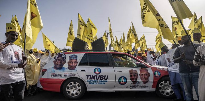 Partidarios del Congreso de Todos los Progresistas (APC) aparecen bailando en las calles de Kaduna, antes del mitin que marca el inicio de la campaña presidencial. El presidente de Nigeria, Bola Tinubu, lanza su campaña de reelección en medio del descontento de los votantes por la inseguridad y las dificultades económicas.