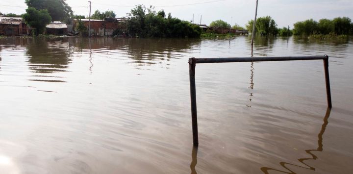 Se observa un arco de fútbol tras el desbordamiento del río Paraná, provocado por intensas lluvias y la apertura de las compuertas de la represa hidroeléctrica Yacyretá, en Corrientes, Argentina. Más de 2.000 personas se han visto obligadas a abandonar sus hogares debido a las inundaciones asociadas al fenómeno climático "El Niño", que afecta al noreste de Argentina.