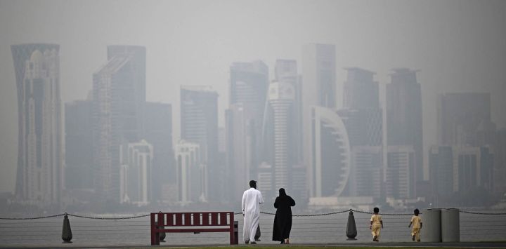Una familia camina por la Corniche de Doha.