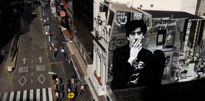 Vista de un mural de Martin Ron que representa al ícono de la música argentina Charly García, con motivo de su 75.º cumpleaños, en Buenos Aires.