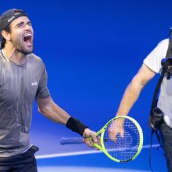 El italiano Matteo Berrettini celebra tras derrotar al argentino Tomás Martín Etcheverry durante su partido en el torneo de tenis ATP 500 Erste Bank Open 2026, en Viena, Austria. | Foto:Joe Klamar / AFP