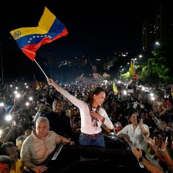 La líder opositora venezolana y galardonada con el Premio Nobel de la Paz, María Corina Machado, ondea una bandera de Venezuela mientras saluda a sus seguidores a su llegada a Caracas. Machado regresó a su país natal tras casi un año en el exilio, y fue recibida por seguidores eufóricos en una iglesia de la ciudad de Barquisimeto. | Foto:Federico Parra / AFP