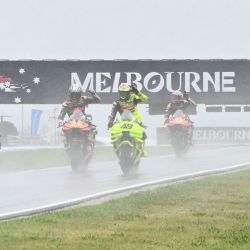 Los pilotos de MotoGP realizan una vuelta de despedida tras la cancelación del Gran Premio de Australia de MotoGP —previsto para celebrarse en Phillip Island— debido a las inclemencias meteorológicas. Los organizadores decidieron suspender el evento, a pesar de haber vendido todas las entradas, ya que la lluvia persistente y la escasa visibilidad hacían que competir fuera peligroso. Las carreras de Moto3 y Moto2 también fueron canceladas. | Foto:Paul Crock / AFP