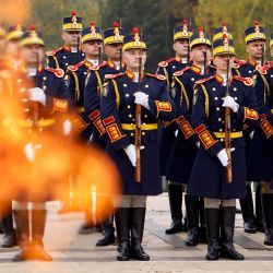 Soldados de una guardia de honor permanecen en posición de firmes durante una ceremonia para conmemorar el Día del Ejército de Rumania en la Tumba del Soldado Desconocido, en Bucarest, Rumania. | Foto:Xinhua/Cristian Cristel