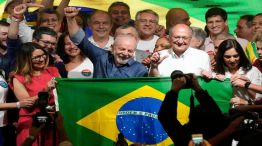 Lula durante los festejos de su reelección, junto a Geraldo Alckmin y la bandera brasileña.