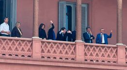Milei saluda desde el balcón de la Rosada
