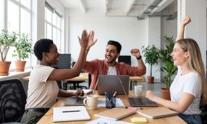 Gente feliz en su lugar de trabajo 26102026