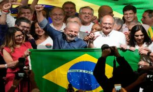 Lula durante los festejos de su reelección, junto a Geraldo Alckmin y la bandera brasileña.