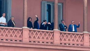 Milei saluda desde el balcón de la Rosada