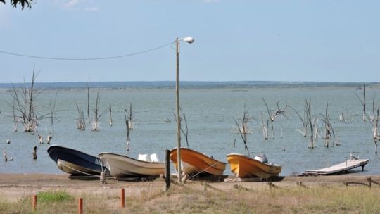 Laguna Chasicó busca recuperar el pejerrey con una nueva siembra de 100 mil alevinos