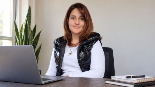 ¿Y si no necesitás convertirte en otra persona, sino dejar de vivir desde quien aprendiste a ser?