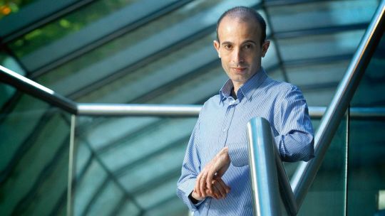 ¿Somos las vacas del futuro? Harari dice que la IA no va a dispararnos, va a manejar nuestra plata