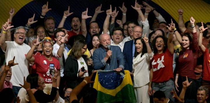 El presidente de Brasil y candidato a la reelección por el Partido de los Trabajadores (PT), Luiz Inácio Lula da Silva, habla junto a su esposa, la primera dama Rosângela da Silva, y el vicepresidente Geraldo Alckmin, tras conocerse los primeros resultados de la segunda vuelta de las elecciones presidenciales, en São Paulo, Brasil.