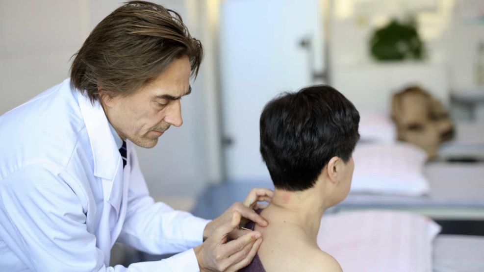 Adolescente consulta médica 26102026