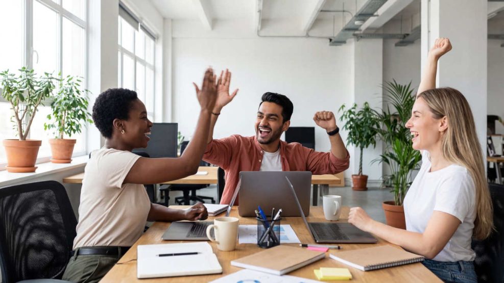 Gente feliz en su lugar de trabajo 26102026