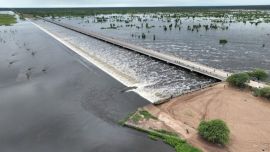 La unión entre el río Pilcomayo y el Bañado La Estrella está dividida por obras hidroviales que perjudican la migración del sábalo. Foto: Radio Formosa AM990